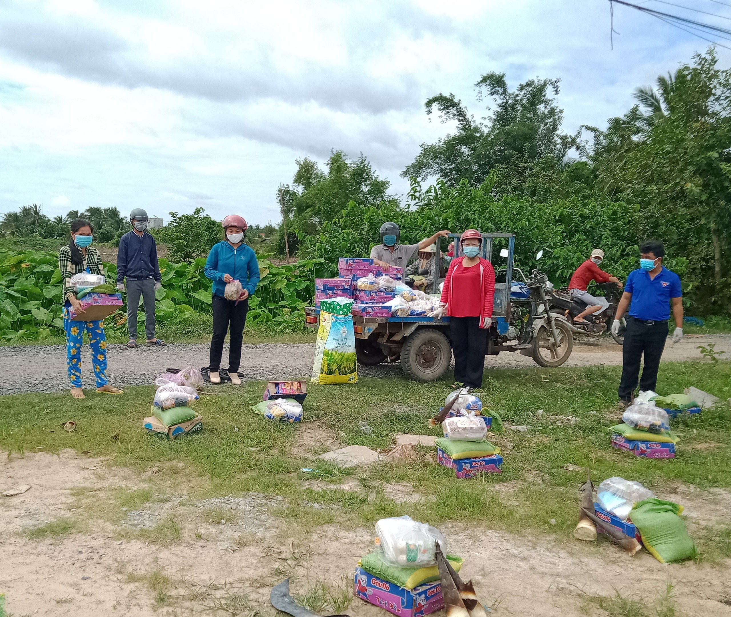 100 phần quà được trao tặng cho hộ gia đình có hoàn cảnh khó khăn trên địa bàn xã Phước Minh